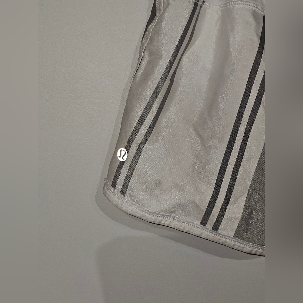 Lululemon Athletica Women’s Running Shorts White Stretch Zip Pocket Size 6 - Picture 4 of 4